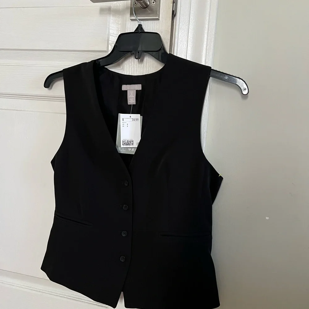 NWT H&M fitted vest iV-neck, buttons at front, and welt front pockets. size S - Picture 4 of 8